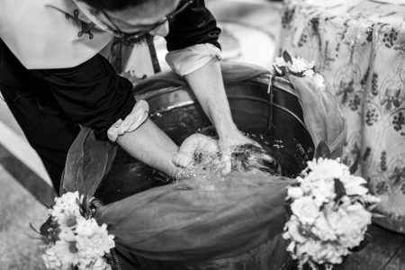 Fotograful surprinde momentul botezului in cristelnita
