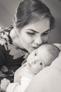 Fotograf Botez Bucuresti, close-up la sedinta foto, bebelus sarutat de mama pe frunte