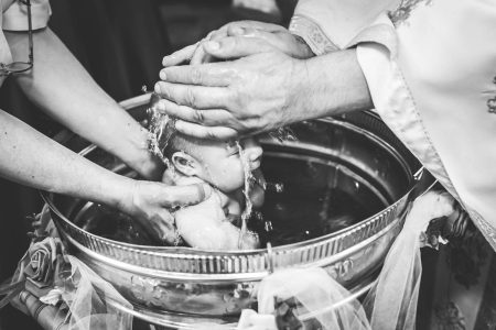 Fotograf Botez Bucuresti, bebelus tinut da mama in cadelnita, cu mainile preotului pline dae apa