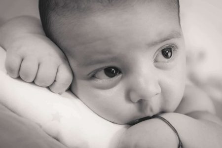 Fotograf botez Bucuresti, portret closeup bebelus la sedinta foto de botez
