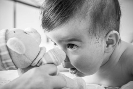 Fotograf botez Bucuresti, bebelus cu jucarie, close-up la sedinta foto acasa