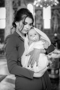 Fotograf botez Bucuresti, portret cu bebelus la mama in brate