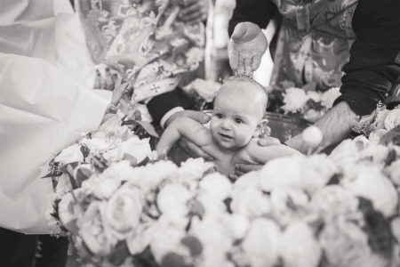 Fotograf botez Bucuresti, bebelus in cadelnita, stropit de preot
