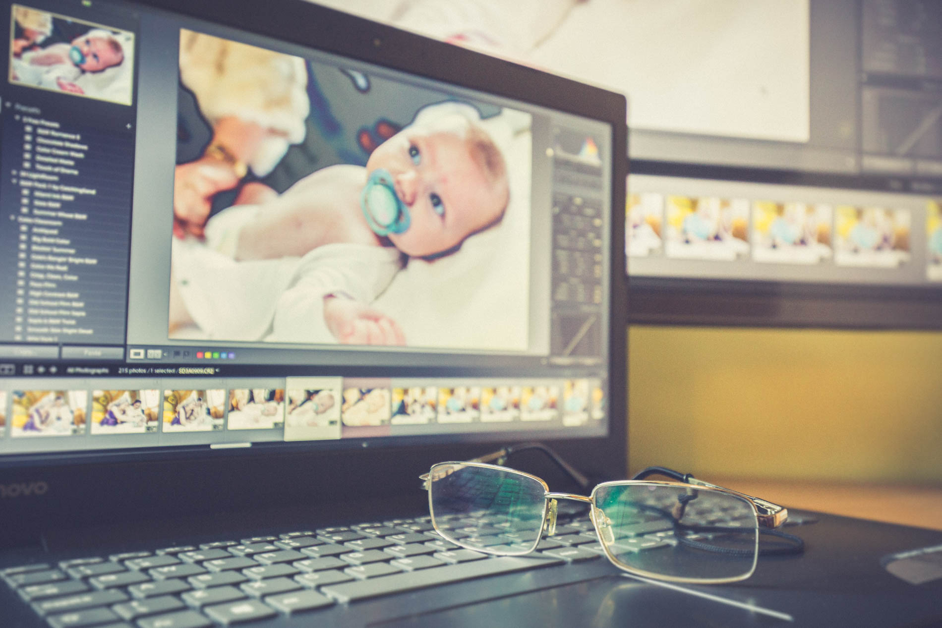 Fotograf botez Bucuresti, ecran laptop cu Lightroom