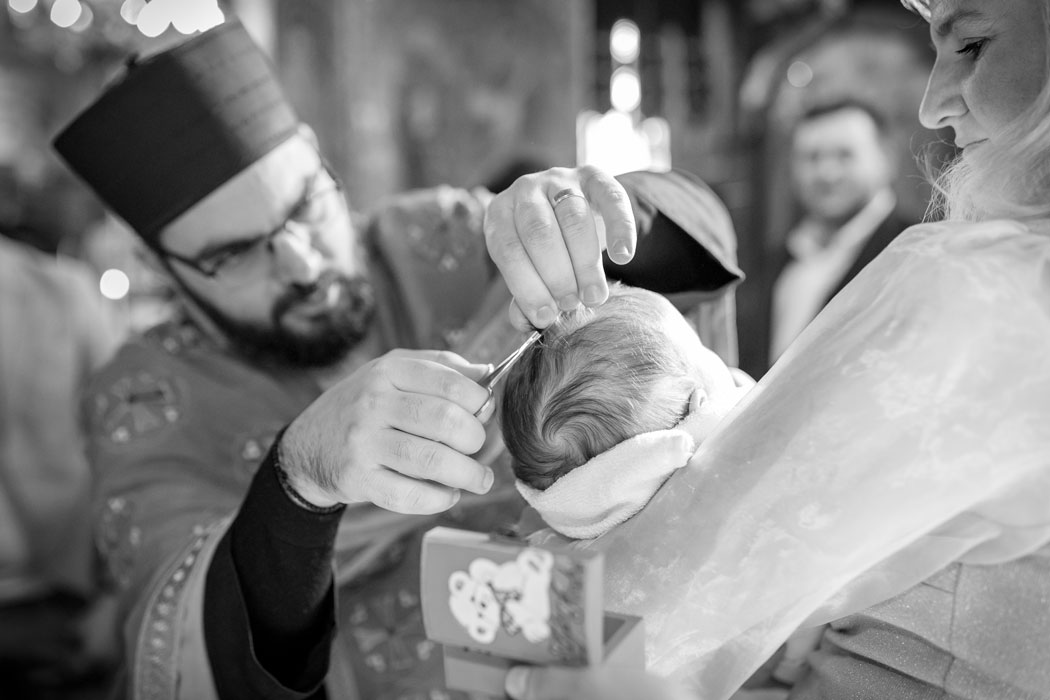 tunderea bebelusului la botez, moment surprins de fotograf botez in bucuresti