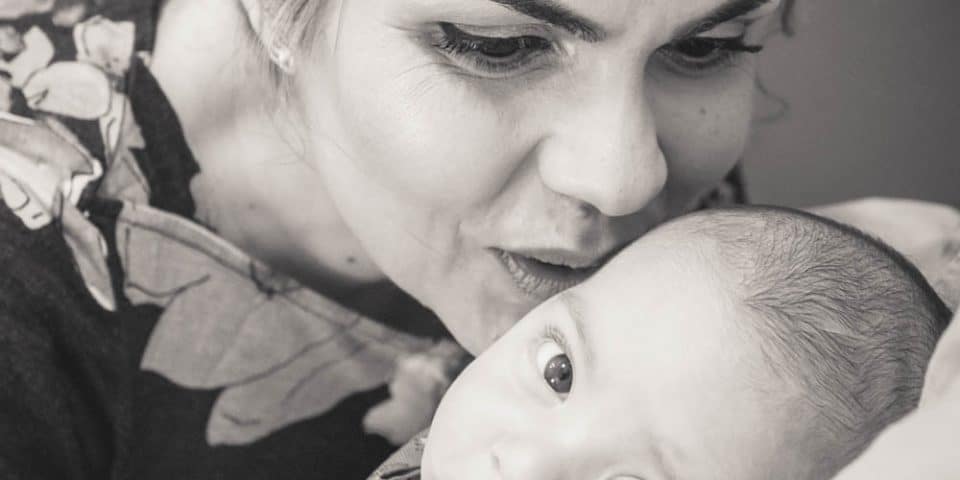 Fotograf Botez Bucuresti, bebelus sarutat de mama