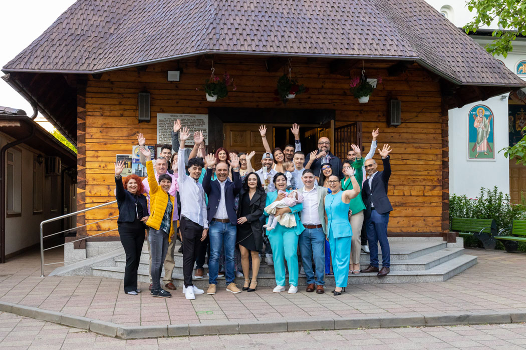Fotografie de botez cu toata famila prezenta, generatii in aceeasi imagine.