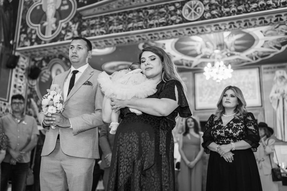 Nasii la botez cu bebelusul in brate. Fotograf Botez Bucuresti.