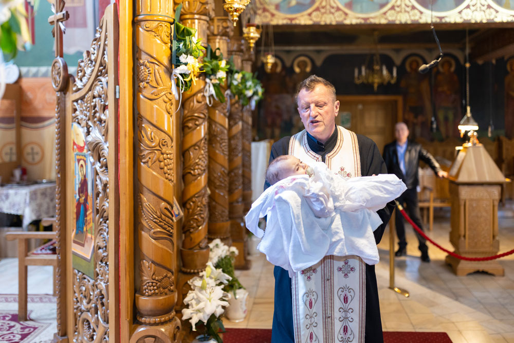 Fotograf Botez Bucuresti, bebelus la altar in bratele preotului